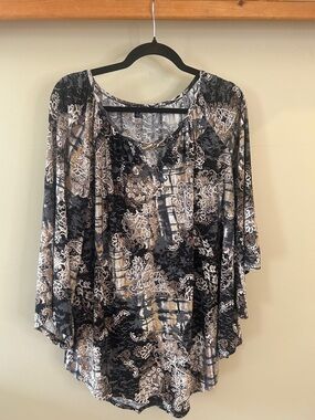 Women’s Relaxed Scoop Neck Tunic in Black and Taupe
